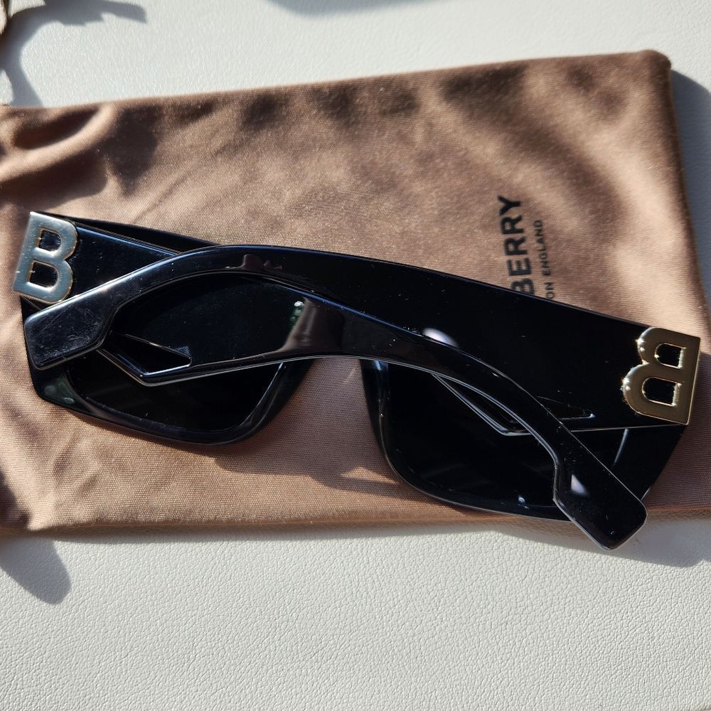 BURBERRY Motif Black Rectangle Sunglasses - Picture 8 of 9